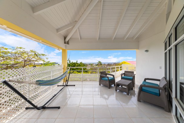Spacious home with ocean view in central location near Mambo Beach