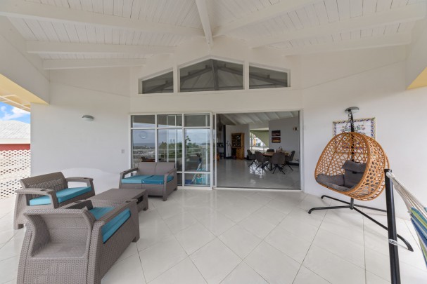 Spacious home with ocean view in central location near Mambo Beach