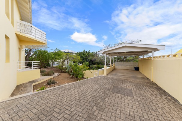 Spacious home with ocean view in central location near Mambo Beach