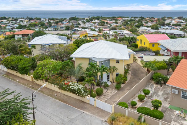 Spacious home with ocean view in central location near Mambo Beach