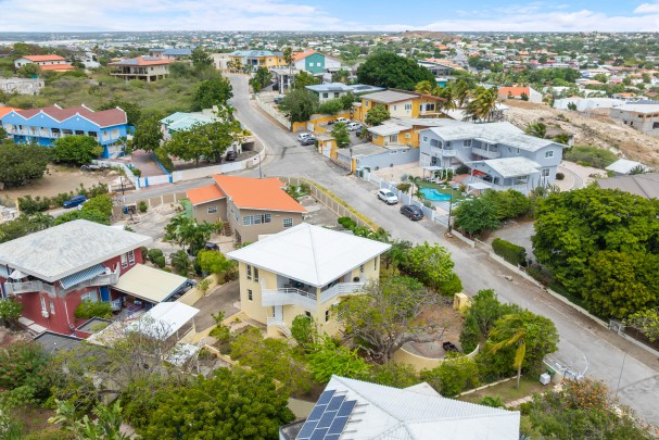 Spacious home with ocean view in central location near Mambo Beach