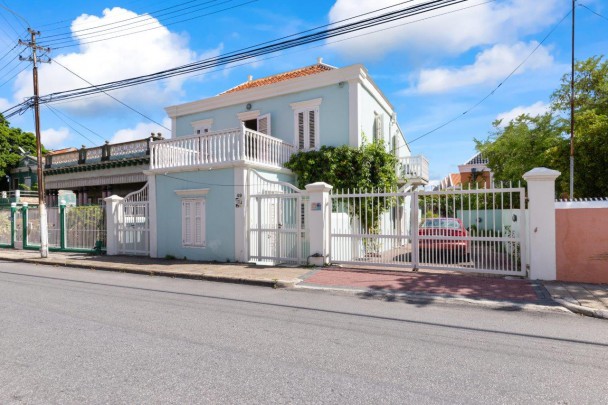Otrobanda - Spacious monumental townhouse with city garden and parking
