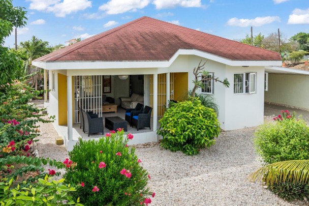Montaña - Recompensa Park Detached 2-Bedroom Bungalow with Studio