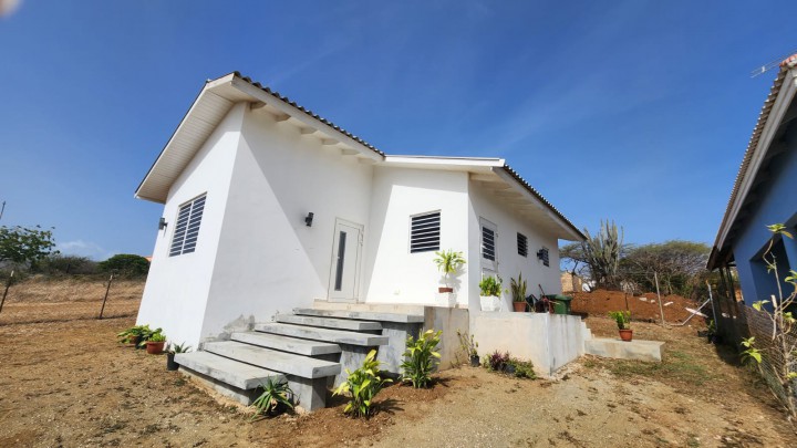 Comfortabele moderne woning met twee slaapkamers en tuinruimte