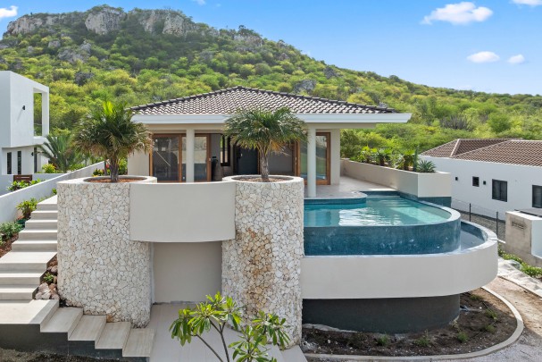Blue Bay – High-end, luxurious newly built villa with rental potential