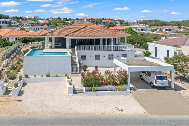 Blue Bay – Spacious Villa with Ocean View, Pool & 2 Apartments