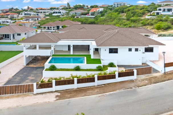 Blue Bay - Luxueze nieuwbouwwoning met 4 slaapkamers en zwembad