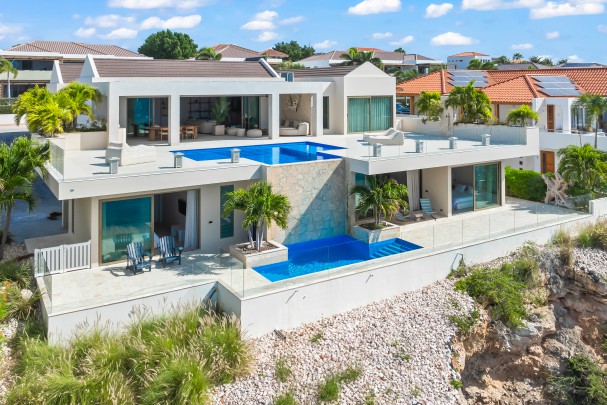 Blue Bay &ndash; Spectaculaire klif villa op exclusieve B-sectie   