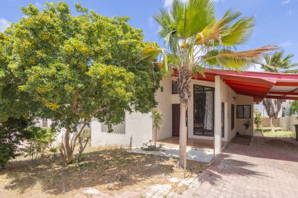 Charming 3-Bedroom Villa with High Ceilings & Tropical Garden