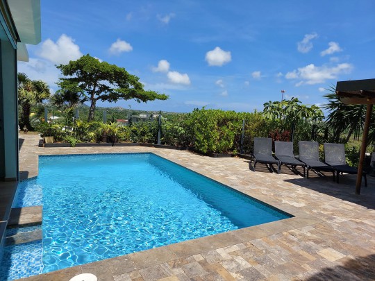 Kaya Modoc - Spacious home with pool and separate studio
