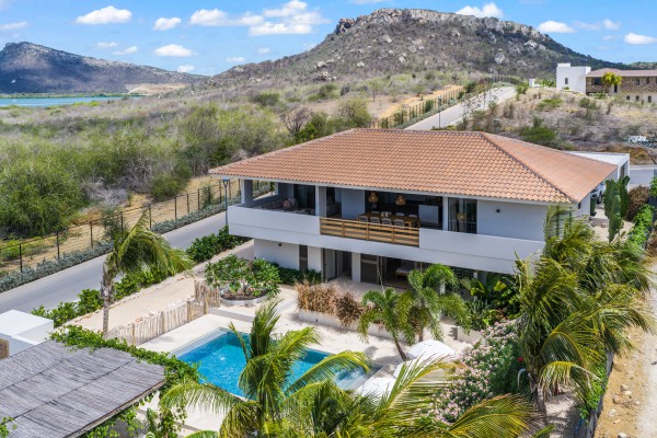 Luxury Villa with 4 Bedrooms, Pool & Guest Suite in Blue Bay