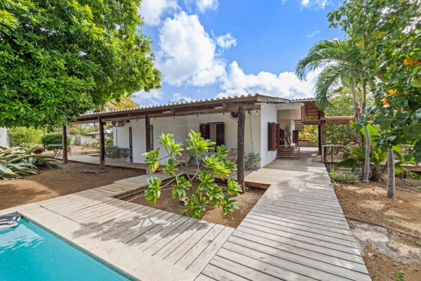 Renovated Tropical Home with Peace and Privacy in Jan Thiel