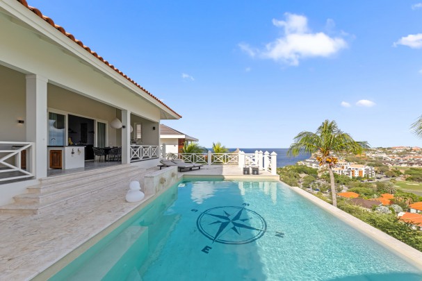 Blue Bay – Exclusive villa met adembenemend uitzicht  