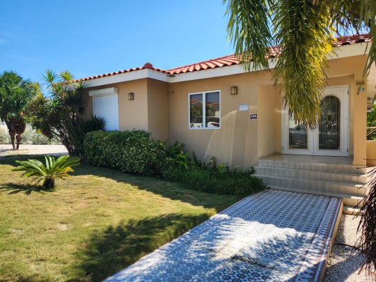 Marbella Estate - Spacious home with porch close to the beach