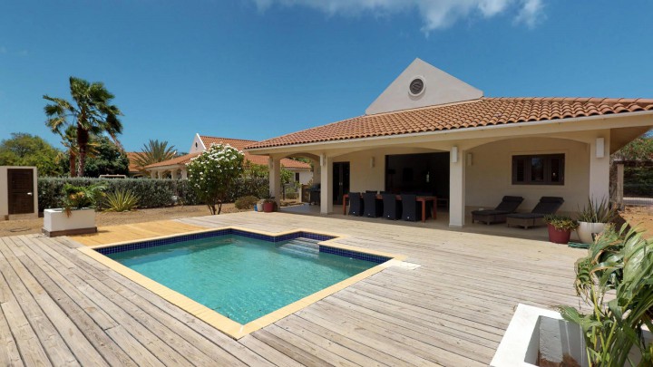 Blue Bay BJ5 - ​​Modern home for sale with a pool on the golf course