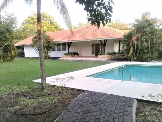 B&B in Original tropical house with 2 apartments and swimming pool