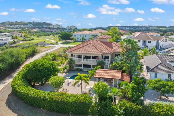 Blue Bay &ndash; Grote villa met twee ruime appartementen