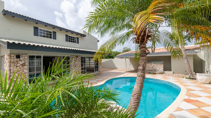 Ruime 4-slaapkamer villa met zwembad in Jan Doret