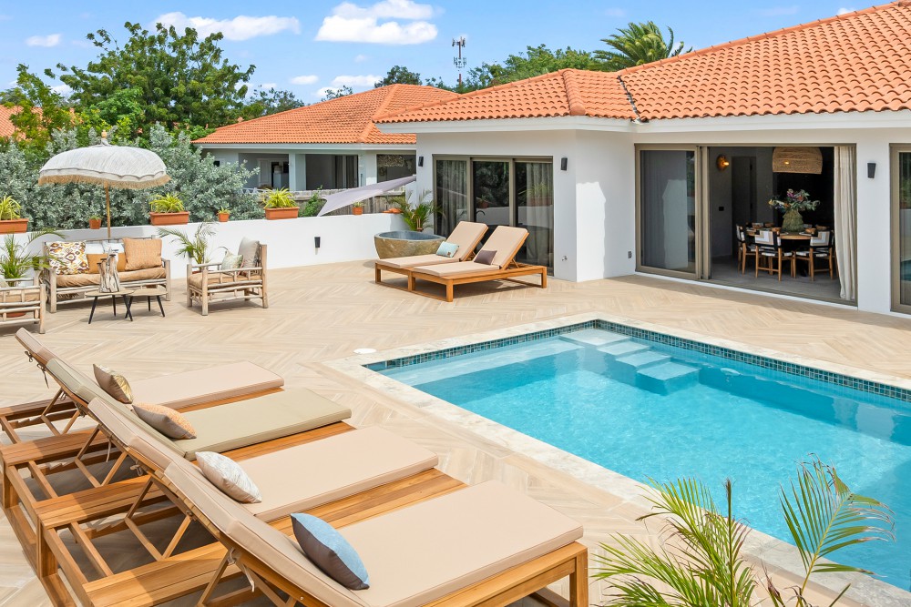 RE/MAX real estate, Curacao, Blue Bay, Blue Bay – Renovated Villa with Swimming Pool on the Golf Course