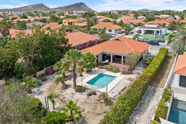 Blue Bay L-section &ndash; three-bedroom villa with a lovely outdoor space