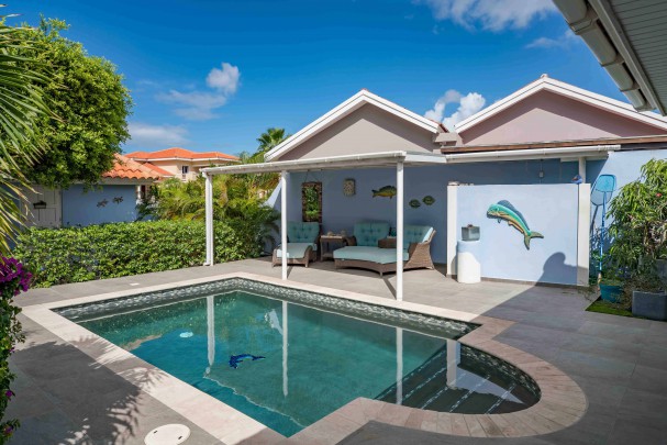 BlueBay O-35 &ndash; Ruim en sfeervol huis met appartement en zwembad