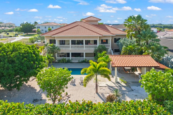 Blue Bay &ndash; Grote villa met twee ruime appartementen