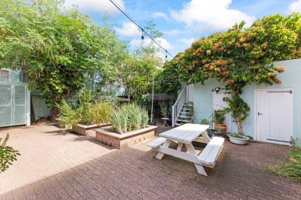 Otrobanda - Spacious monumental townhouse with city garden and parking