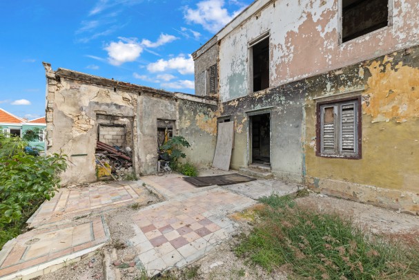 Otrobanda – Historic City Villa with Renovation Permit