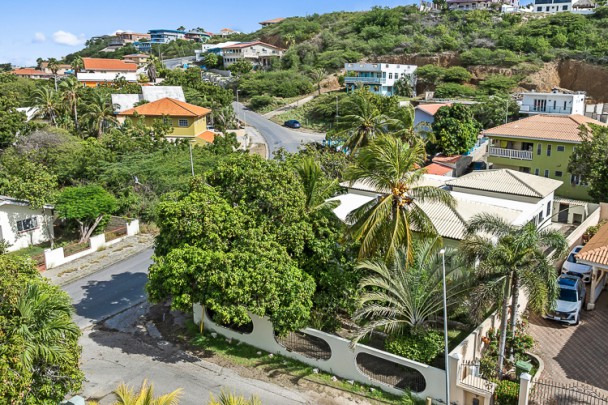 Spacious 3-bedroom villa in quiet residential area