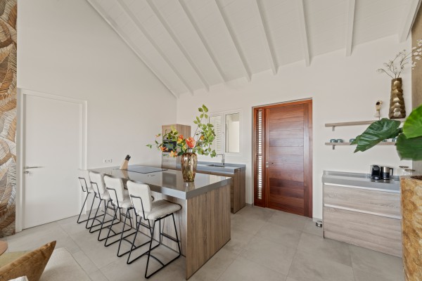Blue Bay-Luxuriously furnished new-build penthouse in a prime location