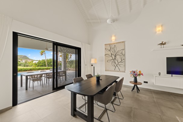 Blue Bay – Charming Villa with Pool and Golf Course Views