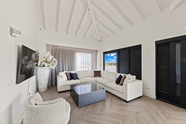 Blue Bay – Royale Villa met Zeezicht, Zwembad & 2 Appartementen