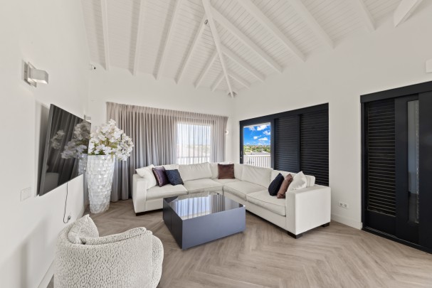 Blue Bay – Spacious Villa with Ocean View, Pool & 2 Apartments