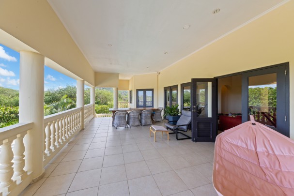 Blue Bay &ndash; Grote villa met twee ruime appartementen