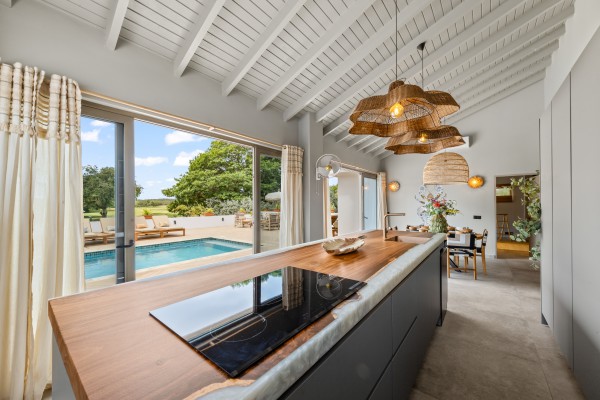 Blue Bay – Fraai gerenoveerde villa met zwembad aan golfbaan  