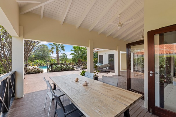 Blue Bay L-section &ndash; three-bedroom villa with a lovely outdoor space