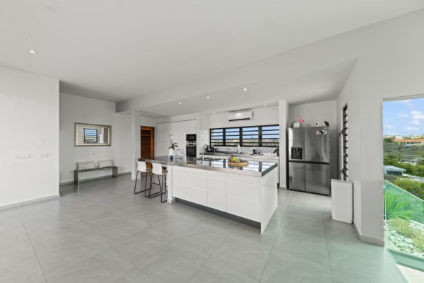 Beautiful Contemporary Villa Overlooking Spanish Water