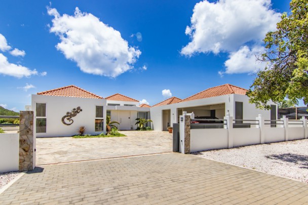 Blue Bay - Beautiful three bedroom villa with two full size apartments