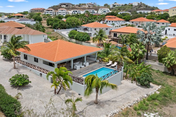 Blue Bay - Stylish 5-Bedroom Villa with Pool on the Golf Course
