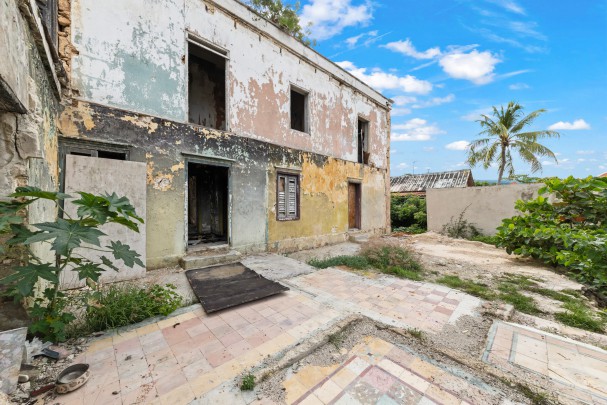 Otrobanda – Historic City Villa with Renovation Permit