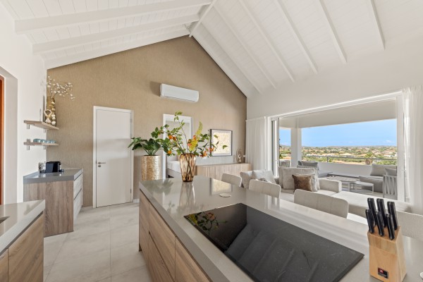 Blue Bay-Luxuriously furnished new-build penthouse in a prime location