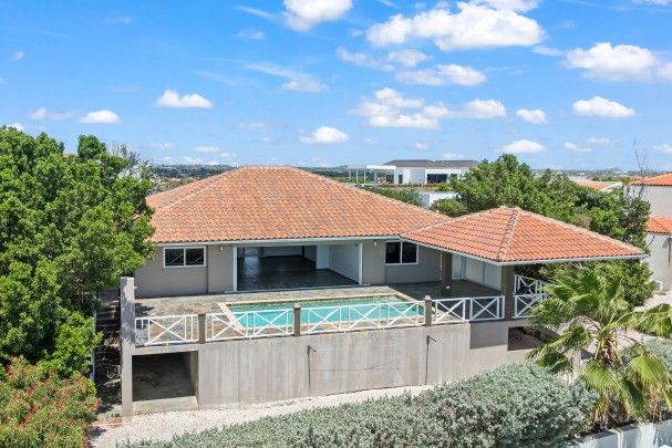 Blue Bay BB-39 – Spacious Villa with Pool and Sea View