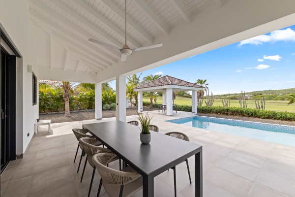 Blue Bay – Charming Villa with Pool and Golf Course Views