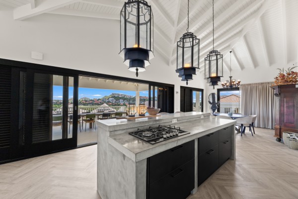 Blue Bay – Royale Villa met Zeezicht, Zwembad & 2 Appartementen