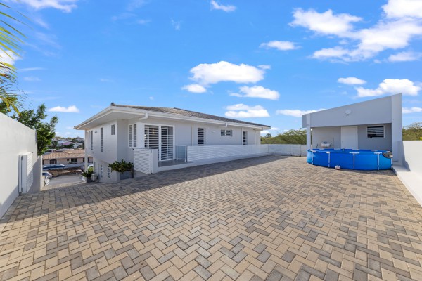 Jan Sofat – Woning met twee appartementen en uitzicht op spaans water