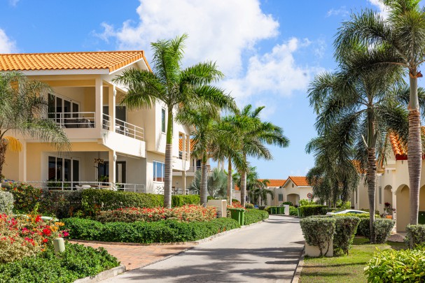 Royal Palm: Charming furnished studio with terrace for rent