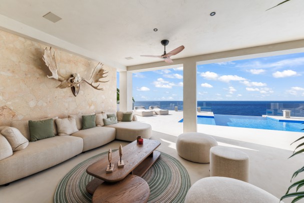 Blue Bay &ndash; Spectaculaire klif villa op exclusieve B-sectie   