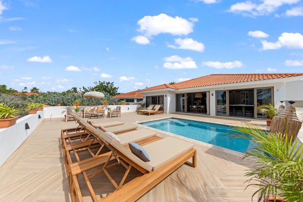 Blue Bay &ndash; Fraai gerenoveerde villa met zwembad aan golfbaan  