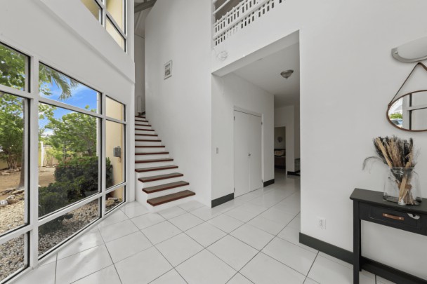 Spacious home with ocean view in central location near Mambo Beach