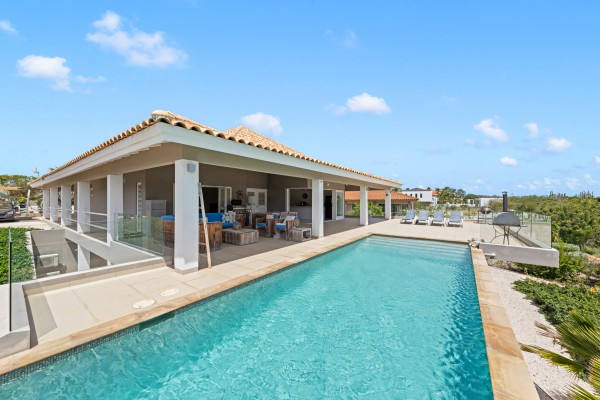 Blue Bay BO 4 – Elegant villa with unique views over the golf course